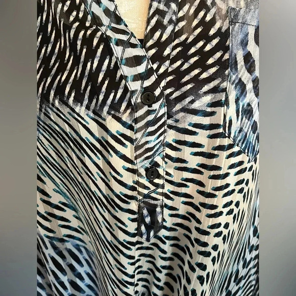 ✨‎ Cache Blue/Black Cheetah print colored loose fitting blouse with tie front. - Picture 10 of 15